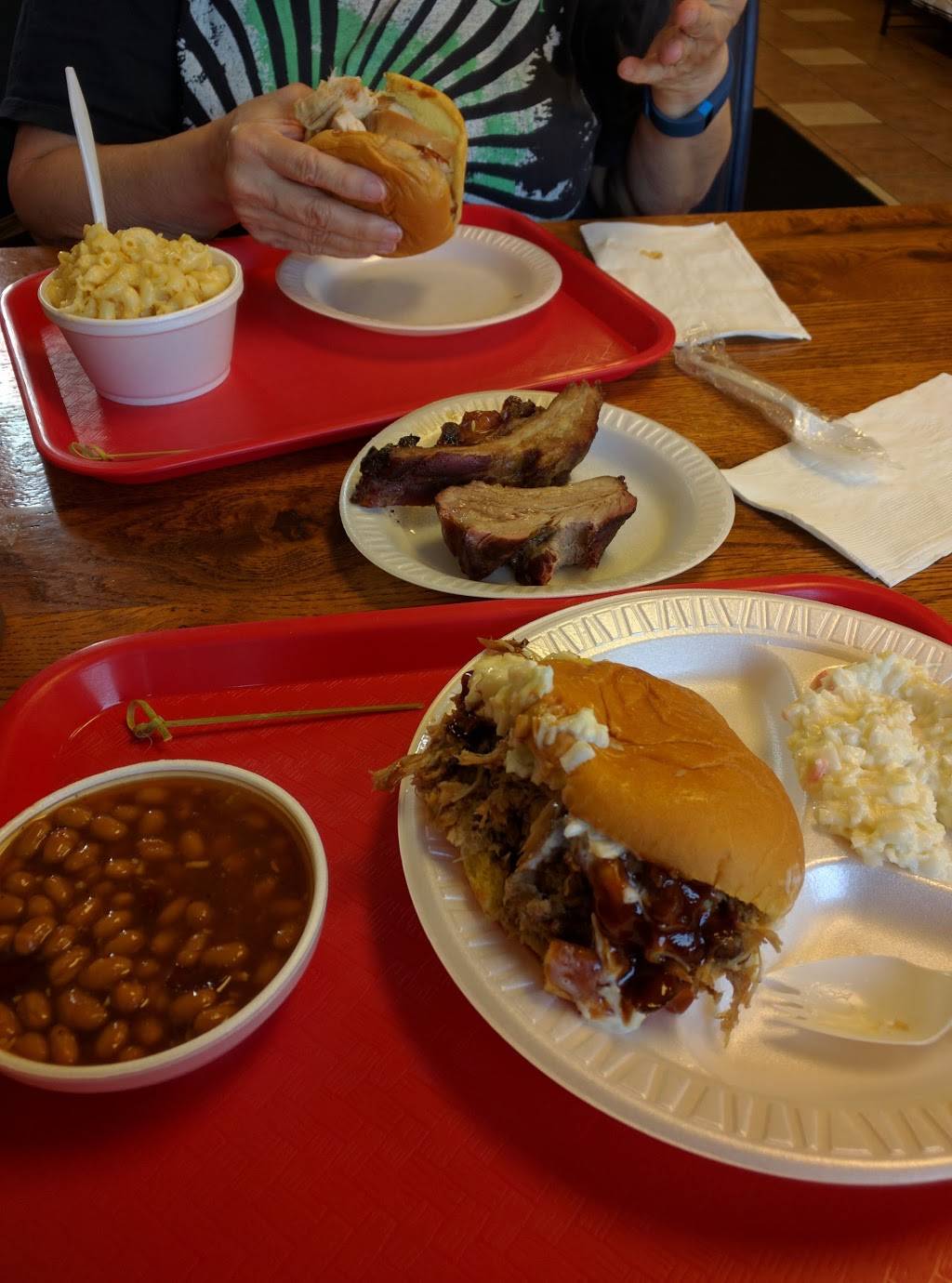 Youngs Barbecue | restaurant | 401 E Main St, Middletown, DE 19709, USA | 3023761777 OR +1 302-376-1777