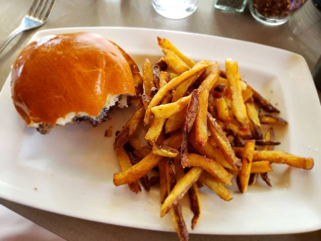 The Berry Tavern | restaurant | 2 High St, Danvers, MA 01923, USA | 9787772377 OR +1 978-777-2377