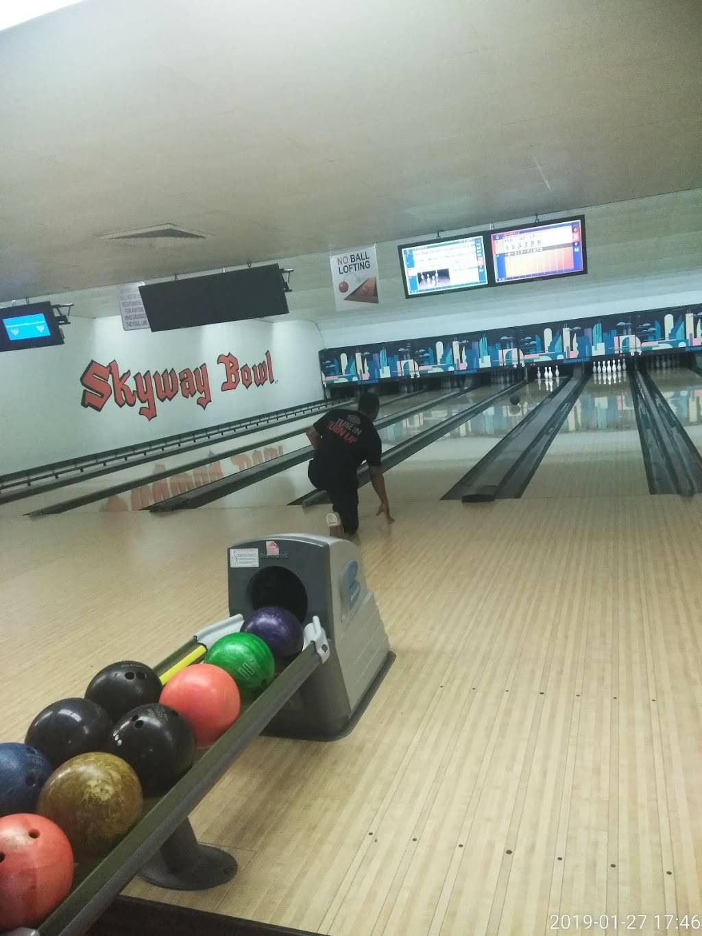 Skyway Lanes | restaurant | 9915 S Torrence Ave, Chicago, IL 60617, USA | 7737314535 OR +1 773-731-4535