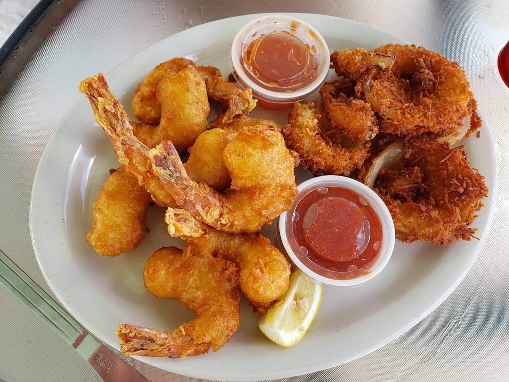 Shipwrecks Bar & Grill | restaurant | 45 Garden Cove Dr, Key Largo, FL 33037, USA | 3054533153 OR +1 305-453-3153