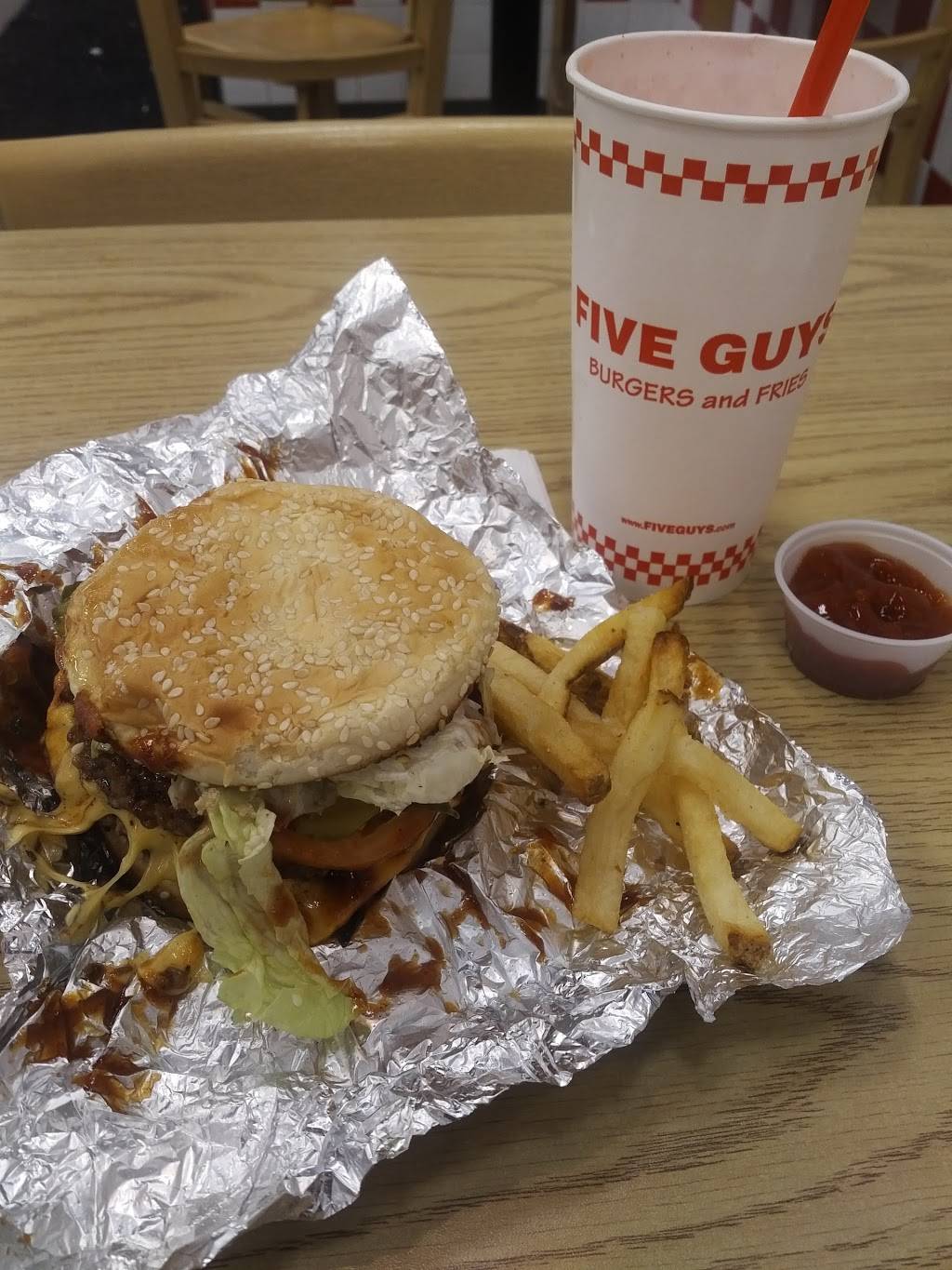 Five Guys | meal takeaway | 3155 W Shore Dr, Holland, MI 49424, USA | 6163995551 OR +1 616-399-5551
