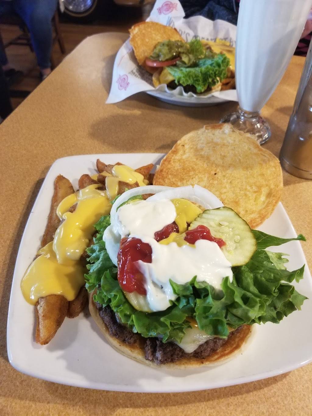 Fuddruckers | restaurant | 900 Broadway, Saugus, MA 01906, USA | 7812336399 OR +1 781-233-6399