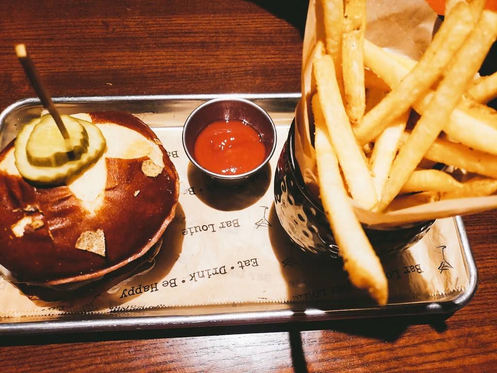 Bar Louie - The Avenue at White Marsh | night club | 8133-C, Honeygo Blvd, Baltimore, MD 21236, USA | 4108447512 OR +1 410-844-7512