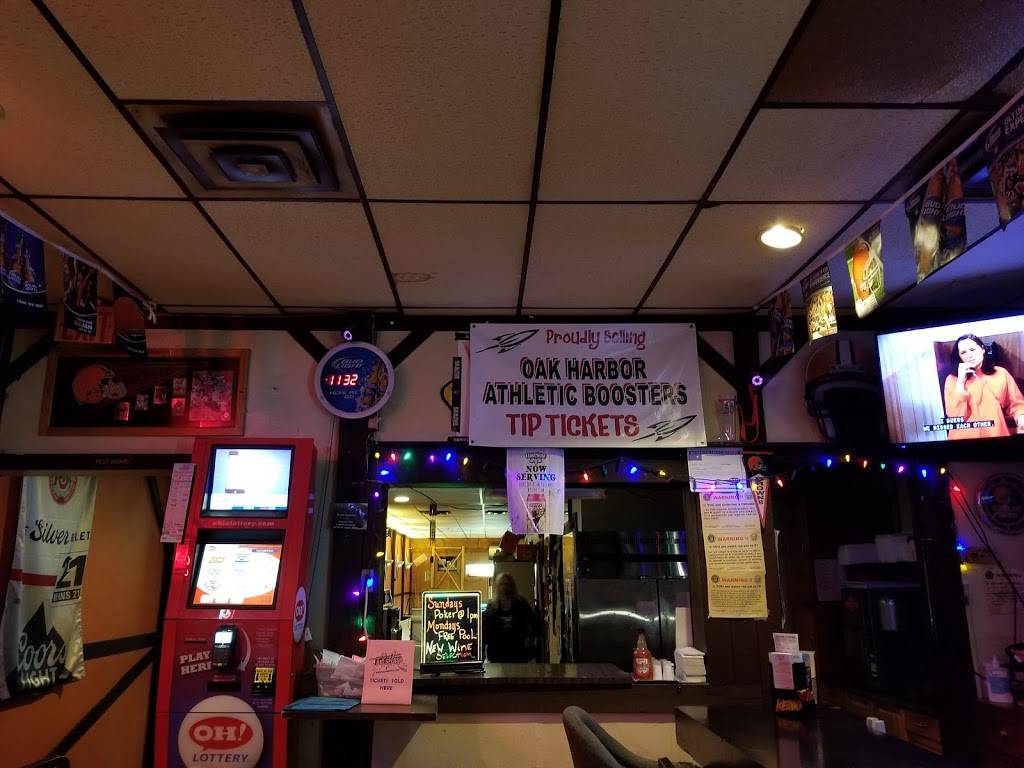 Howeys House Of Brews | restaurant | 131 W Water St, Oak Harbor, OH 43449, USA | 4198985050 OR +1 419-898-5050