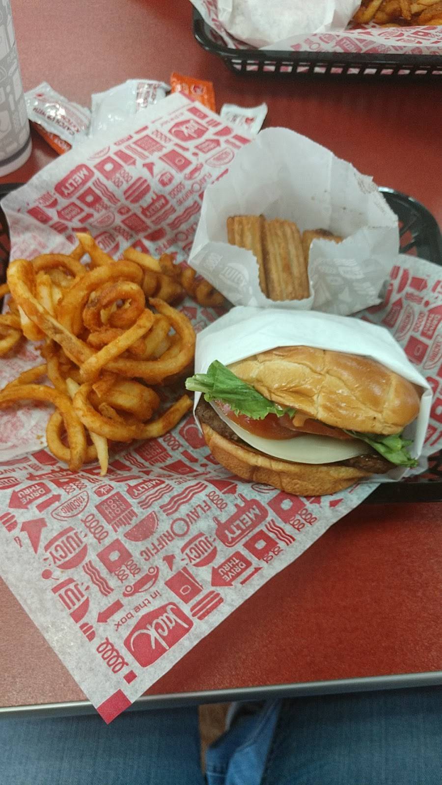 Jack in the Box | restaurant | 2209 SW Military Dr, San Antonio, TX 78224, USA | 2109233115 OR +1 210-923-3115