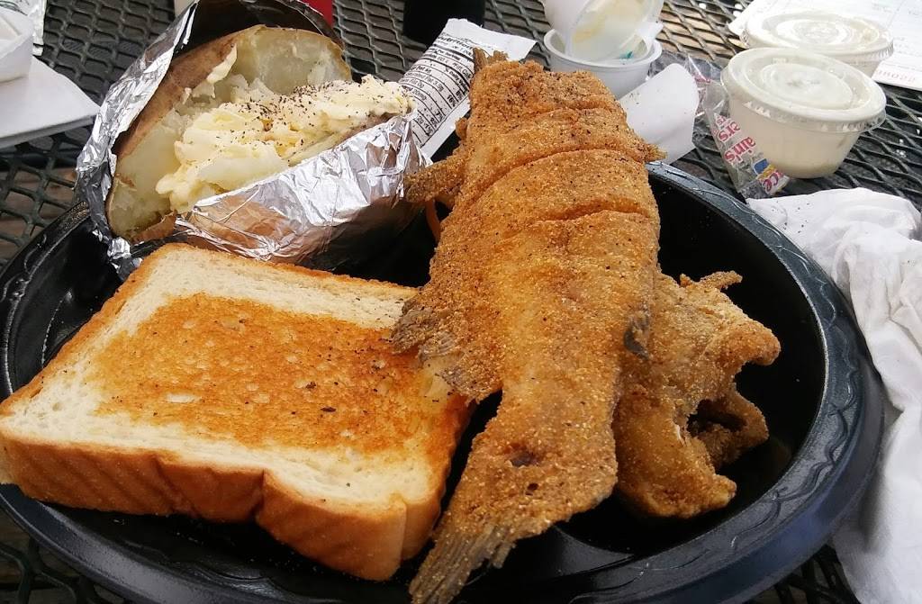 The Back Porch | restaurant | 270 Marina Dr, Talladega, AL 35160, USA | 2562689317 OR +1 256-268-9317