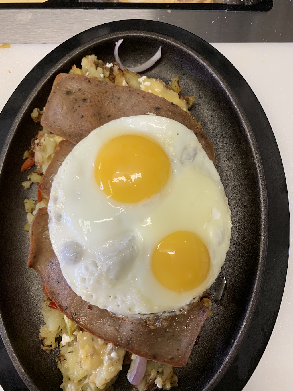 The Broken Egg & Tap | restaurant | 12058 Tecumseh Rd E, Windsor, ON N8N 1L9, Canada | 2266760667 OR +1 226-676-0667