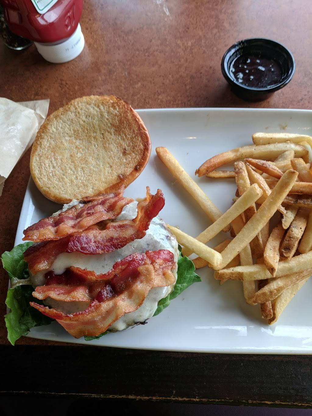 TGI Fridays | restaurant | 1695 E Golf Rd, Schaumburg, IL 60173, USA | 8479690126 OR +1 847-969-0126