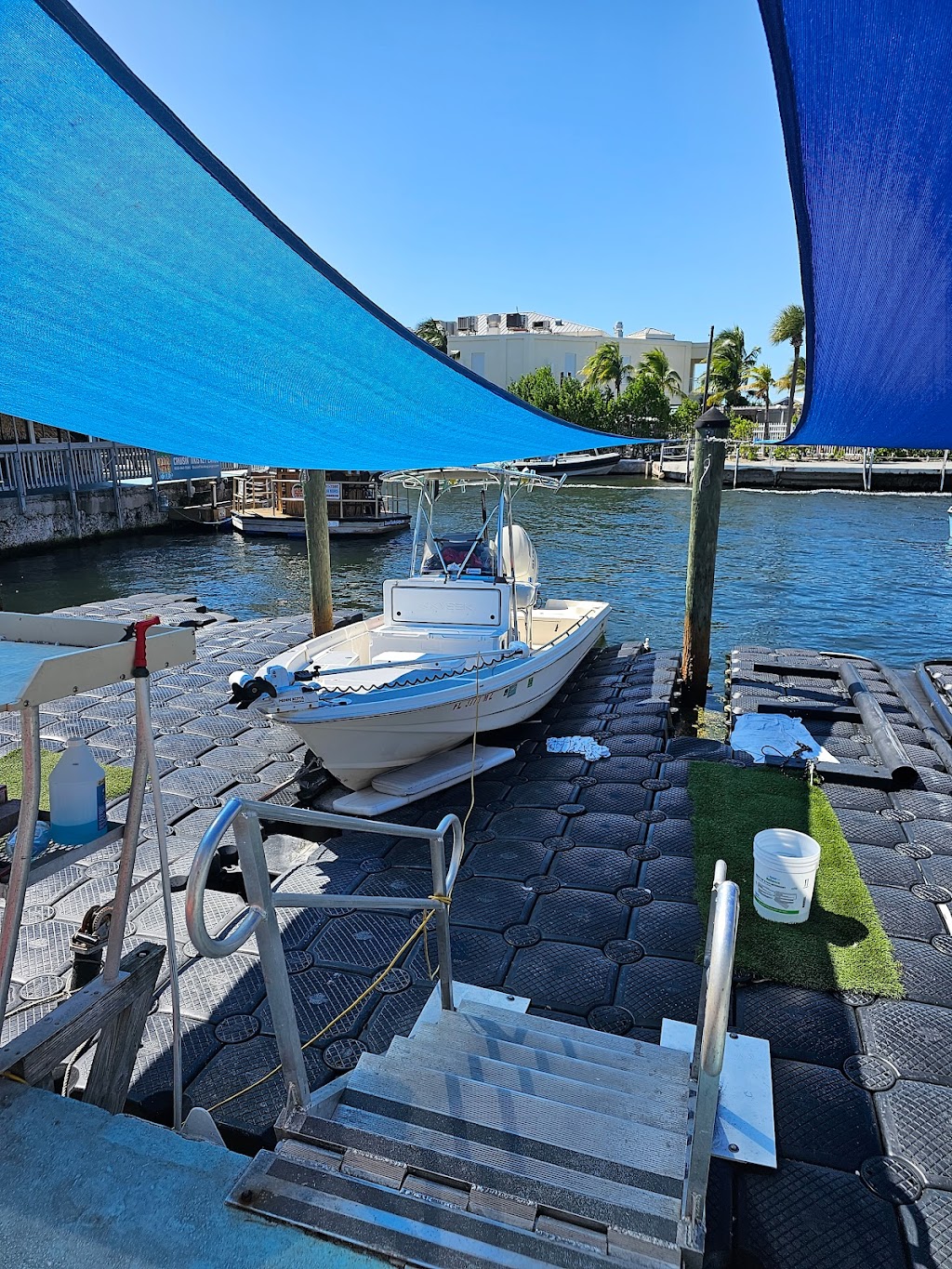 Saltys Bar and Grill | restaurant | 103900 Overseas Hwy, Key Largo, FL 33037, USA | 3054511592 OR +1 305-451-1592