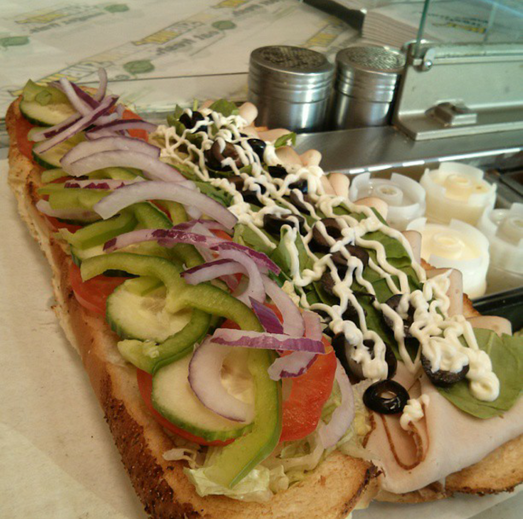 Subway | meal takeaway | 10520 Yonge St #38a, Richmond Hill, ON L4C 3C5, Canada | 9057372999 OR +1 905-737-2999