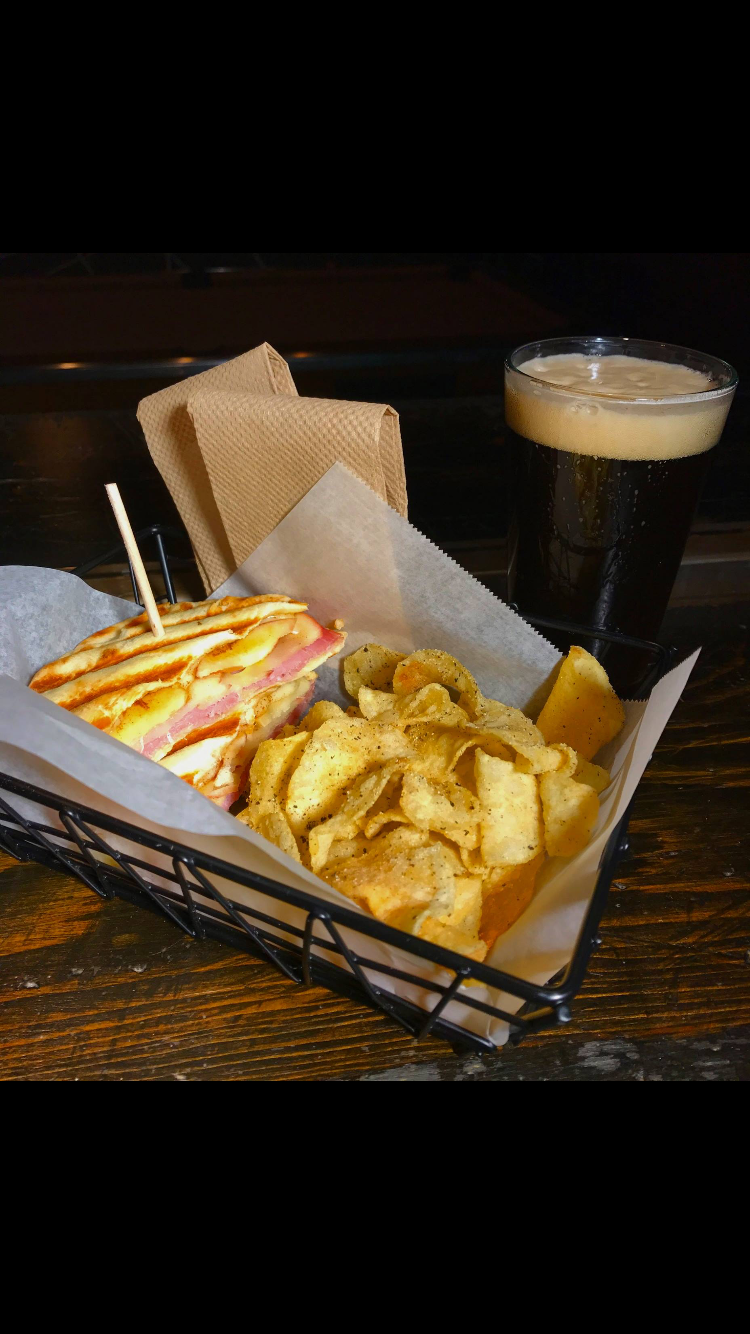 Eighth & Rail | restaurant | 22505 8th St, Newhall, CA 91321, USA | 6612557833 OR +1 661-255-7833