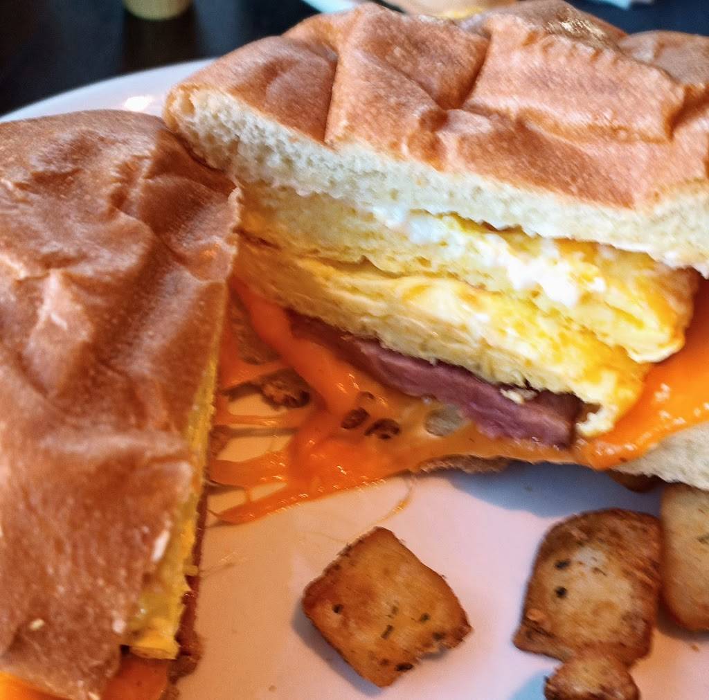 Tap & Pour | restaurant | Mississauga, ON L4W 1S9, Canada | 4167762658 OR +1 416-776-2658