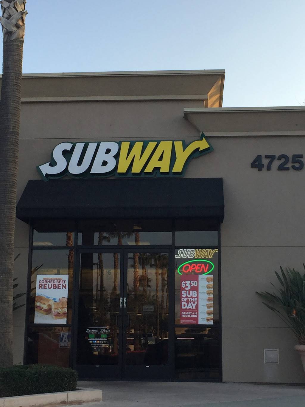 Subway | restaurant | 4725 Panama Ln, Bakersfield, CA 93313, USA | 6618325917 OR +1 661-832-5917