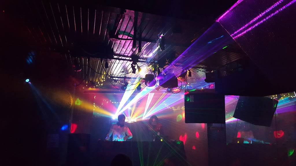 Quarters | restaurant | 900 E Center St, Milwaukee, WI 53212, USA | 4142634140 OR +1 414-263-4140