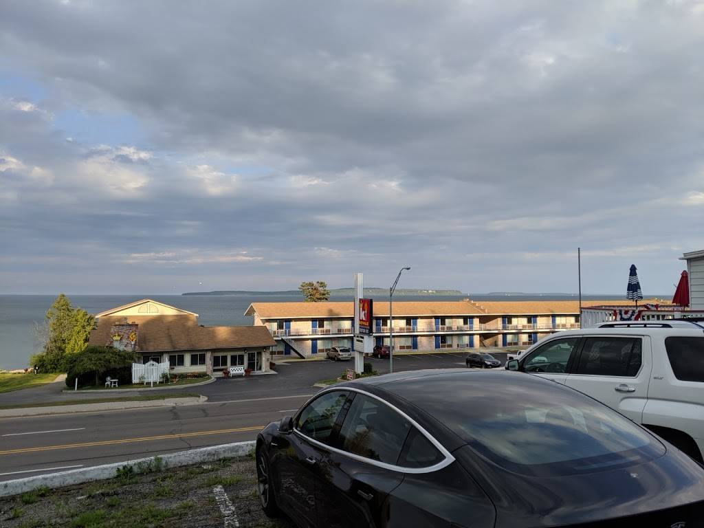 Joes Diner | restaurant | 1040 N State St, St Ignace, MI 49781, USA | 9069842123 OR +1 906-984-2123