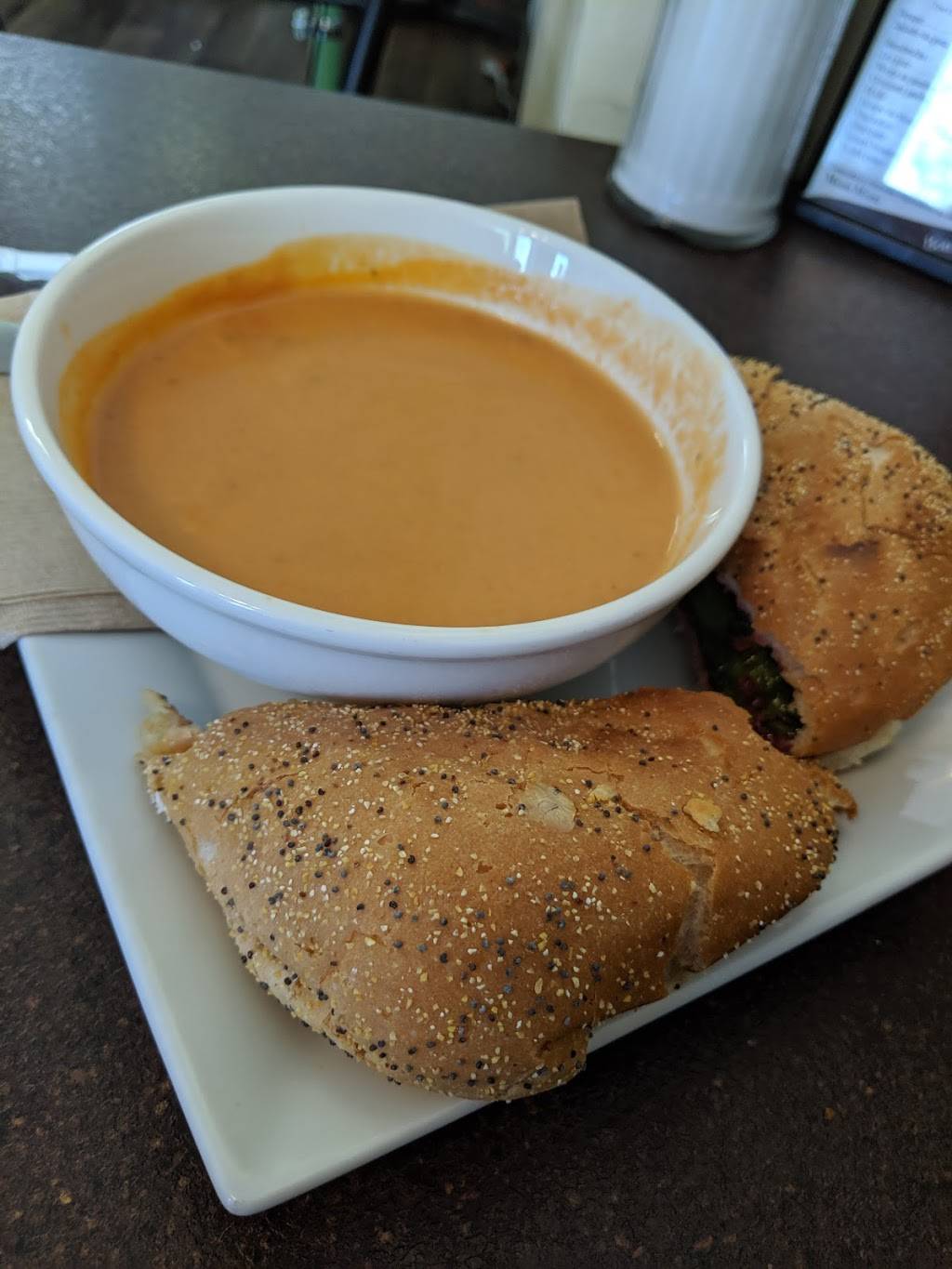 Les Caprices dAlice - Café Castelo 1av. | cafe | 2909 1re Ave, Québec, QC G1L 3P2, Canada | 4186229785 OR +1 418-622-9785