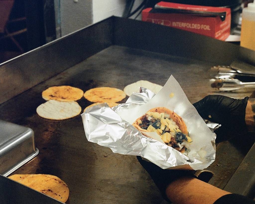 Hola Tacos | restaurant | 12102 Madison Ave, Lakewood, OH 44107, USA | 2168014666 OR +1 216-801-4666