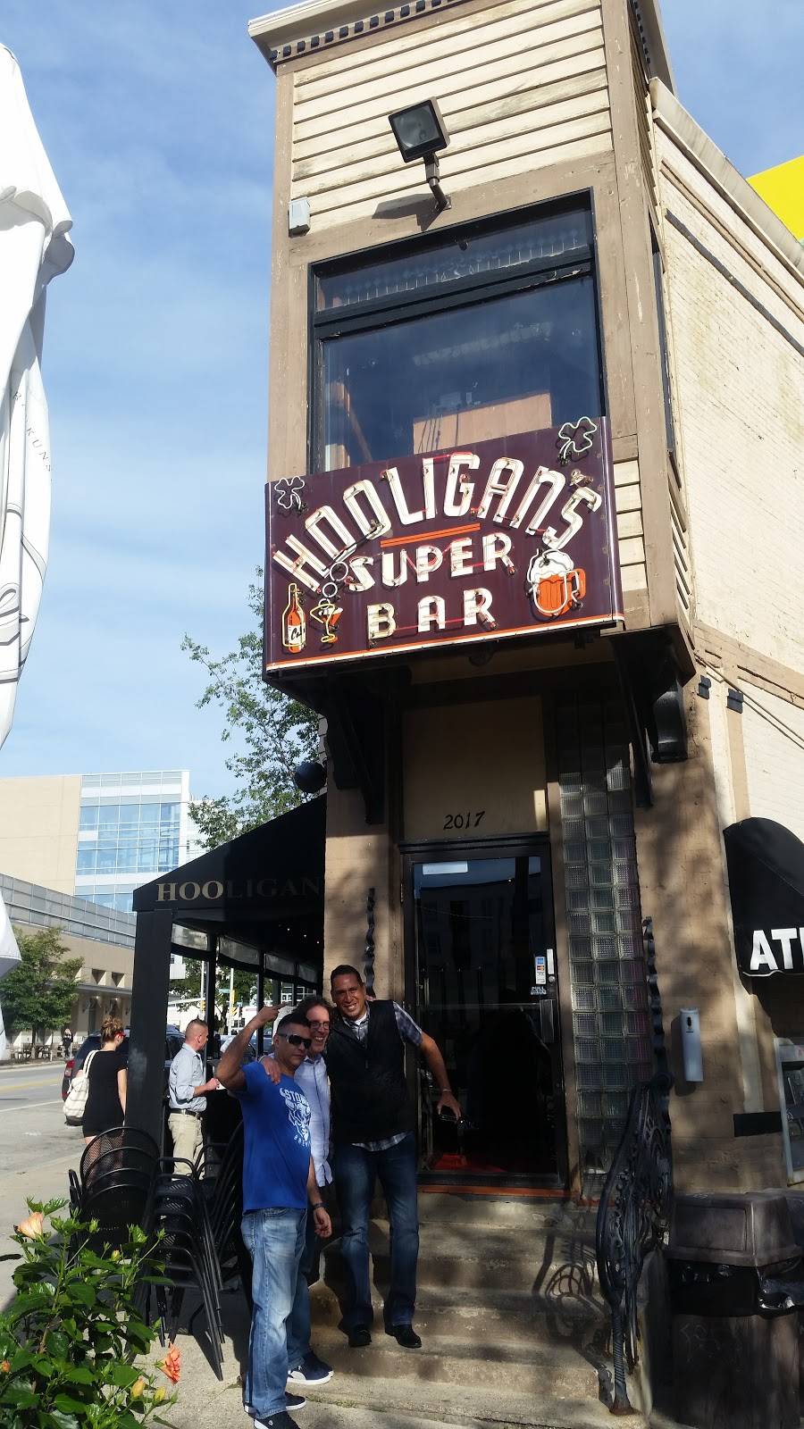 Hooligans Super Bar | restaurant | 2017 E North Ave, Milwaukee, WI 53202, USA | 4142735230 OR +1 414-273-5230