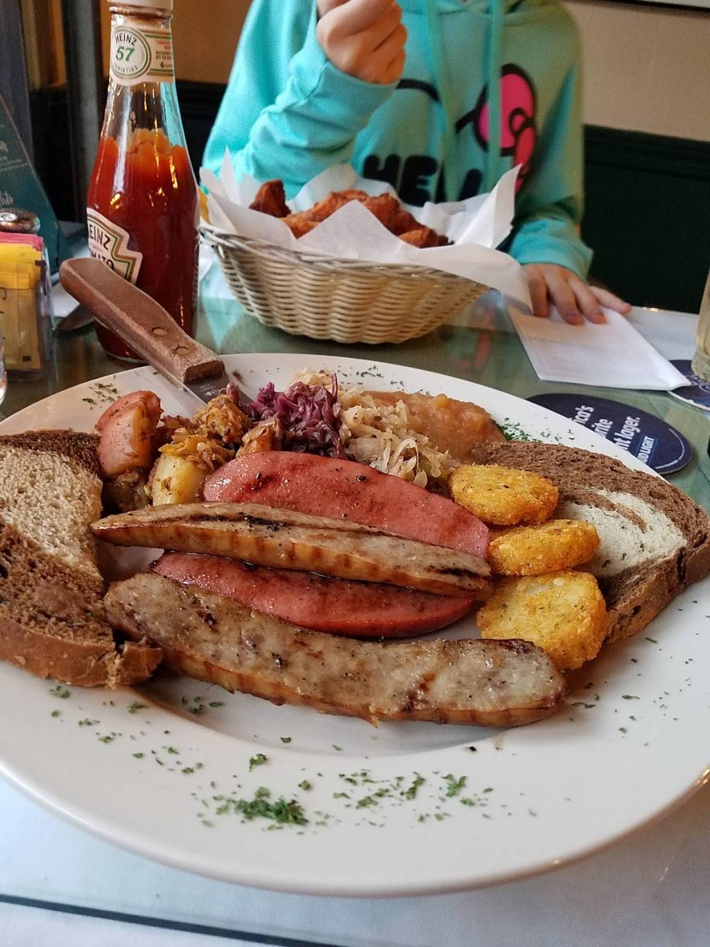 Griswolds Restaurant | restaurant | 103 Bellevue Ave, Newport, RI 02840, USA | 4018464660 OR +1 401-846-4660