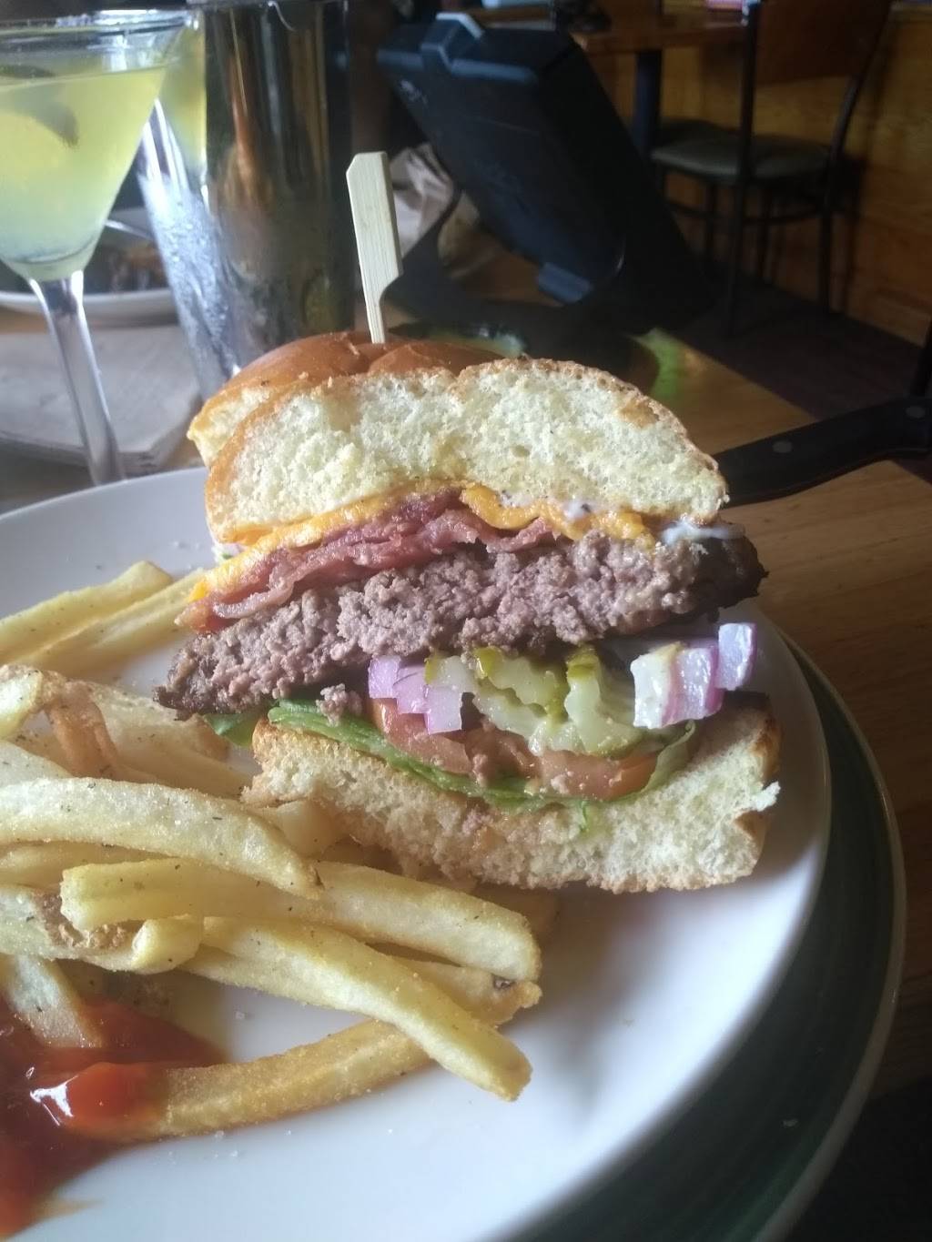 Applebees Grill + Bar | restaurant | 1601 South Braddock Avenue Edgewood Towne Centre, Pittsburgh, PA 15218, USA | 4127319782 OR +1 412-731-9782