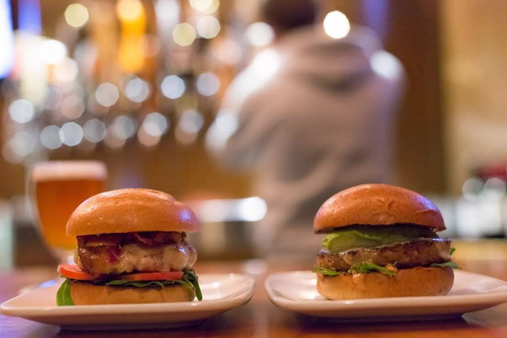 Stout Burgers and Beers | restaurant | 111 Santa Monica Blvd, Santa Monica, CA 90401, USA | 3102608679 OR +1 310-260-8679