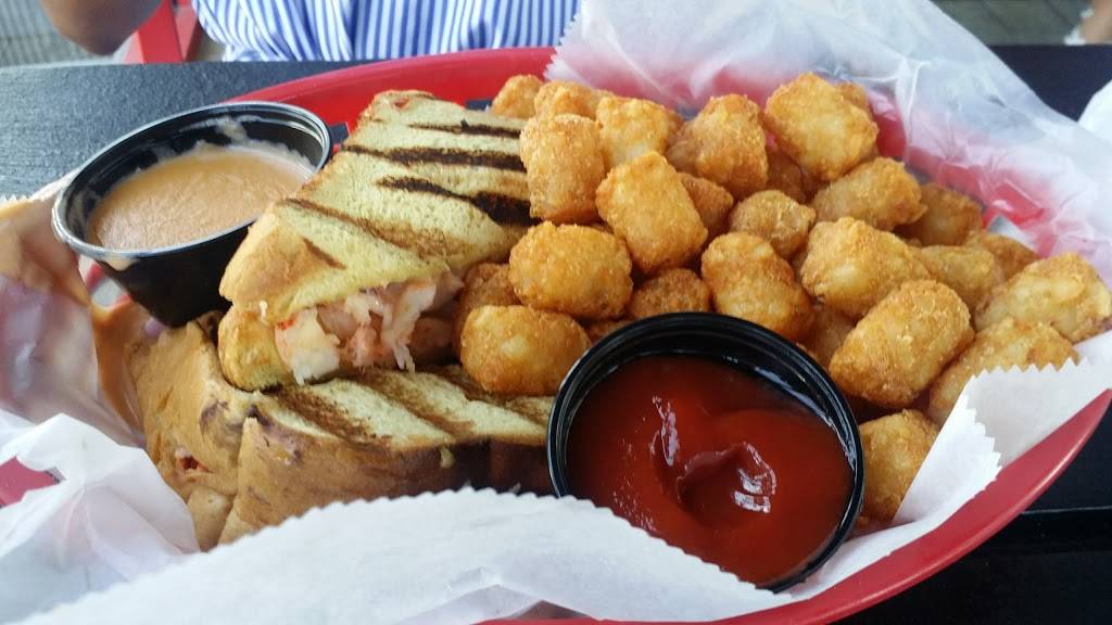 Pops Seafood Shack & Grill | restaurant | 15 Railroad Pl, Island Park, NY 11558, USA | 5164327677 OR +1 516-432-7677