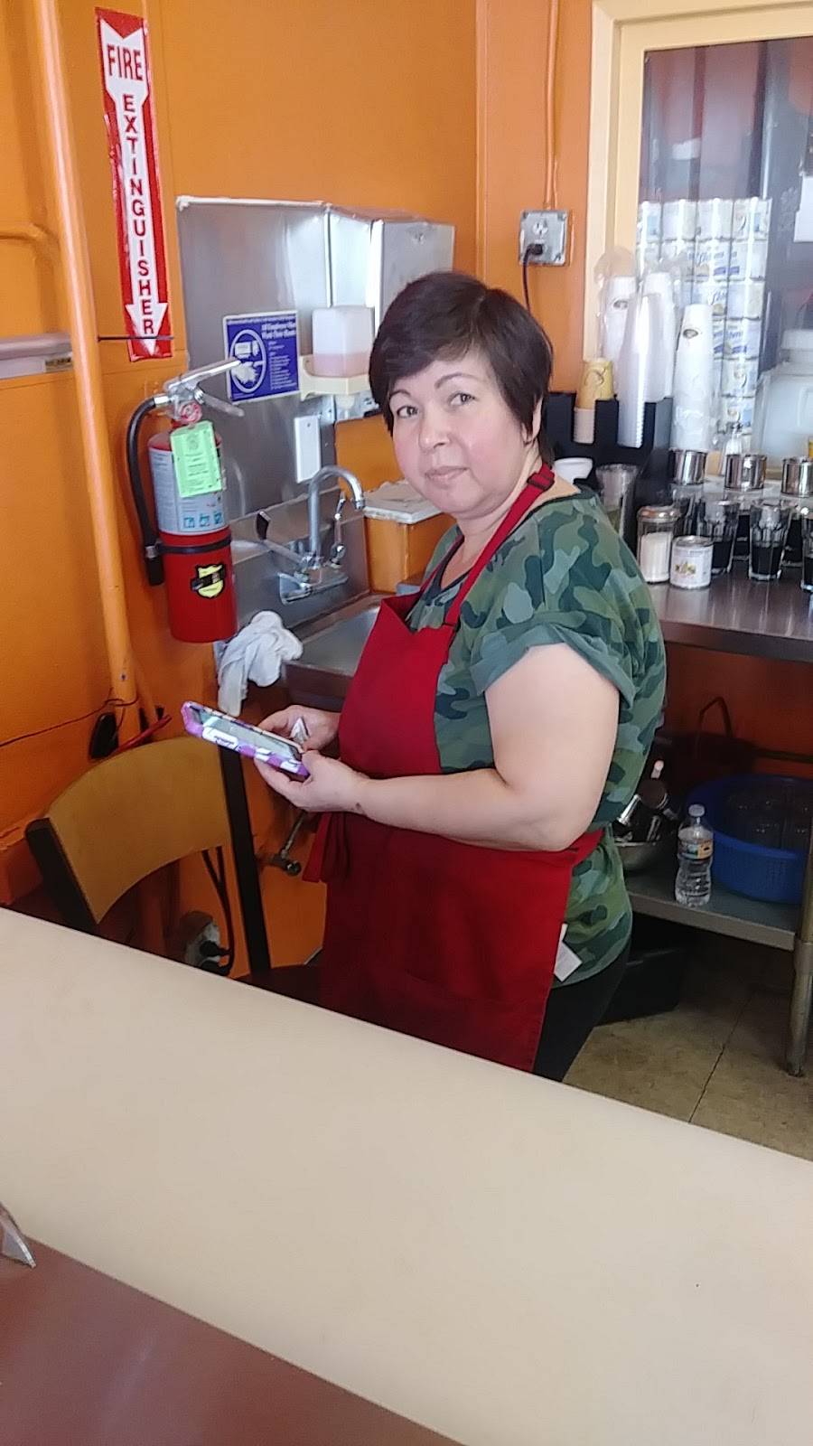 Moms Bun Mi | restaurant | 1400 14th Ave, Oakland, CA 94606, USA | 5106961028 OR +1 510-696-1028