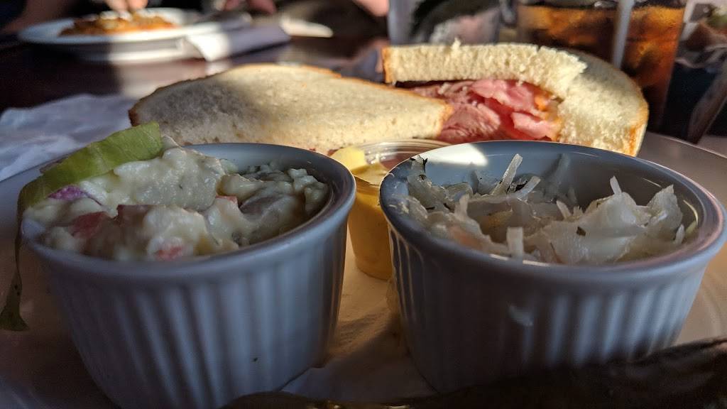 Big Morts Little Pub | restaurant | 2011 Robertson Rd, Nepean, ON K2H 7P4, Canada | 6138290123 OR +1 613-829-0123