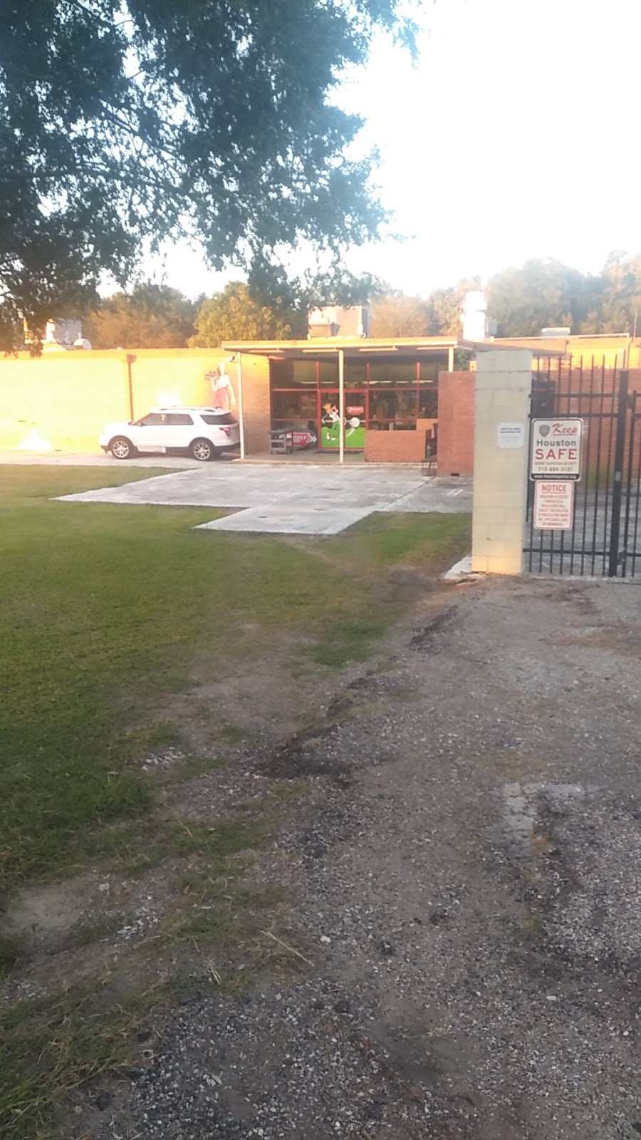 Princes Hamburgers | restaurant | 6600 Harbor Town Dr, Houston, TX 77036, USA | 7137737051 OR +1 713-773-7051