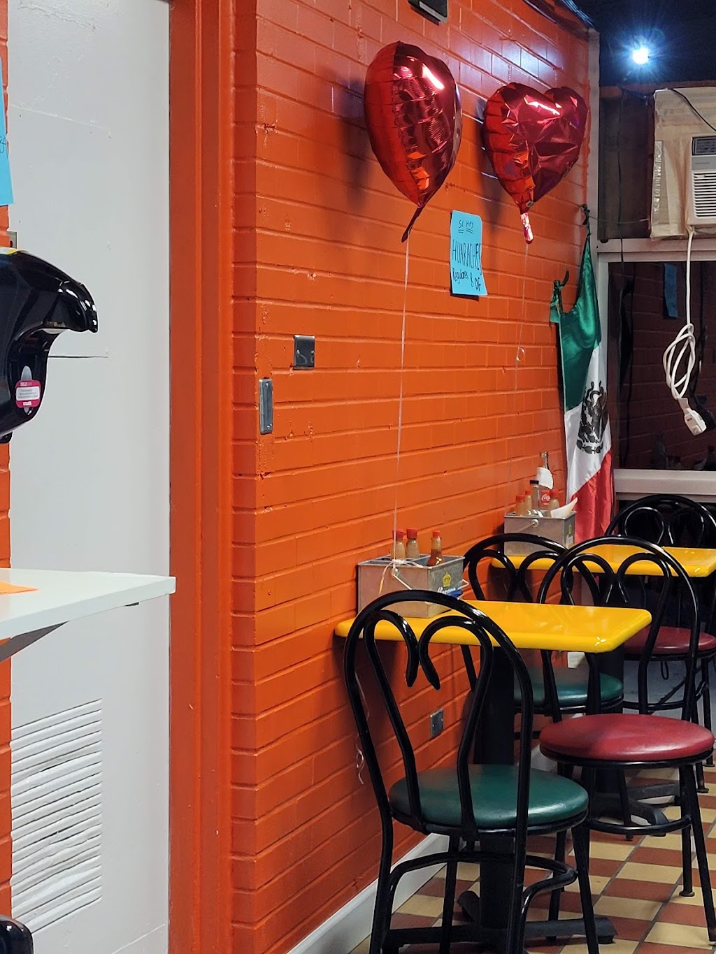 Los Pinches Tacos | restaurant | 627 N Irwin Ave, Green Bay, WI 54302, USA | 9205449584 OR +1 920-544-9584