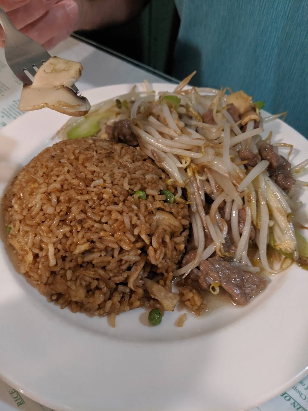 Lees Restaurant & Tavern | restaurant | 3521 Portage Rd, Niagara Falls, ON L2J 2K5, Canada | 9053574600 OR +1 905-357-4600