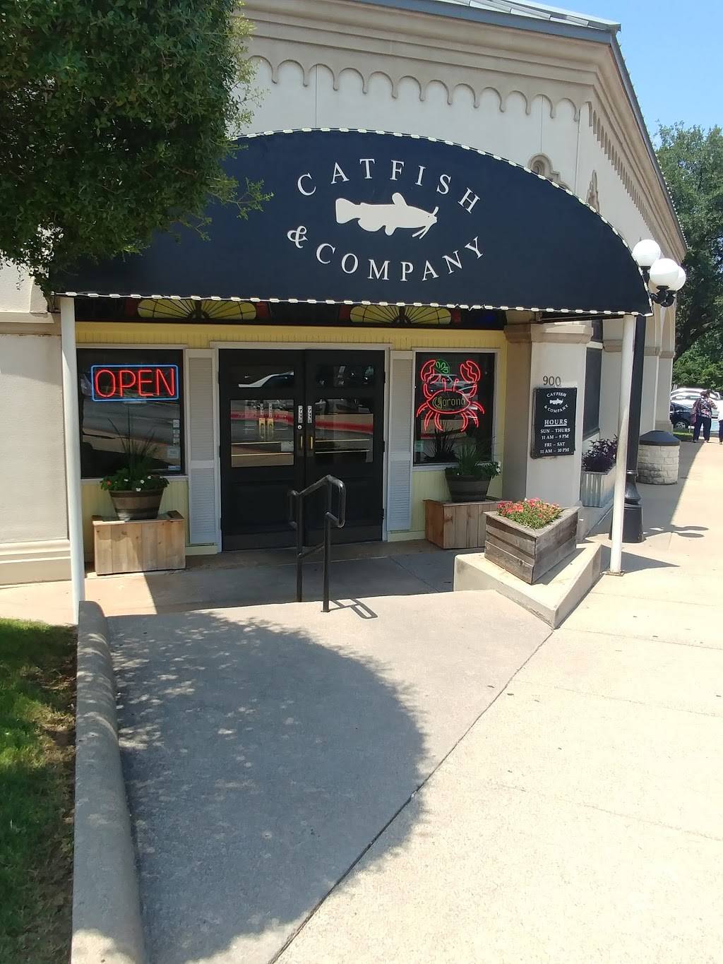 Catfish & Co | restaurant | 900 Airport Fwy #110, Hurst, TX 76054, USA | 8175813912 OR +1 817-581-3912