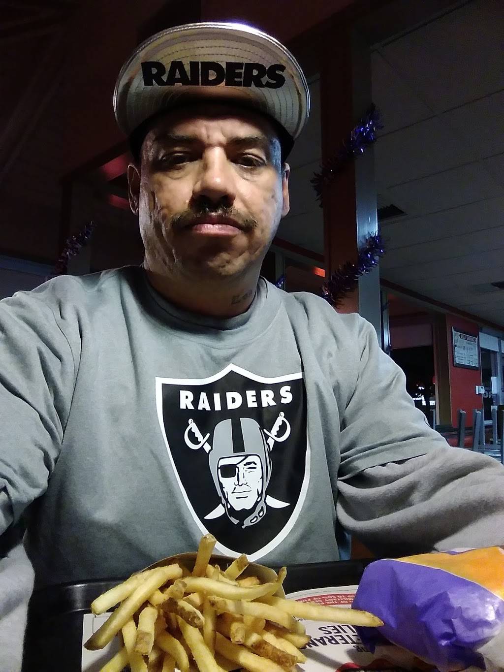 Carls Jr. / Green Burrito | restaurant | 2022 Riverside Ave, Rialto, CA 92377, USA | 9098734766 OR +1 909-873-4766