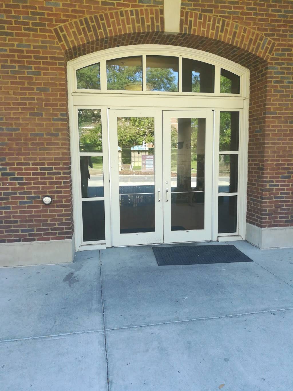 University of Alabama Lakeside Dining Hall | restaurant | 160 McCorvey Dr, Tuscaloosa, AL 35401, USA | 2053486816 OR +1 205-348-6816