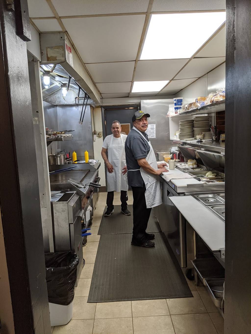 Noras Cafe | restaurant | 6424 US-12, Elkhorn, WI 53121, USA | 2627422075 OR +1 262-742-2075