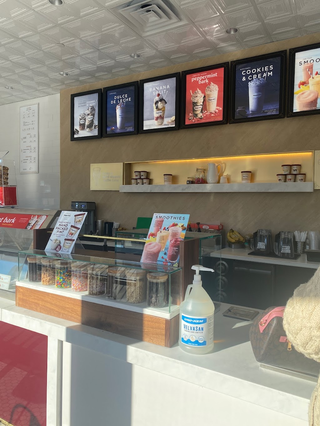 Haagen-Dazs | restaurant | 3137 E Main St, Mohegan Lake, NY 10547, USA | 9148985225 OR +1 914-898-5225