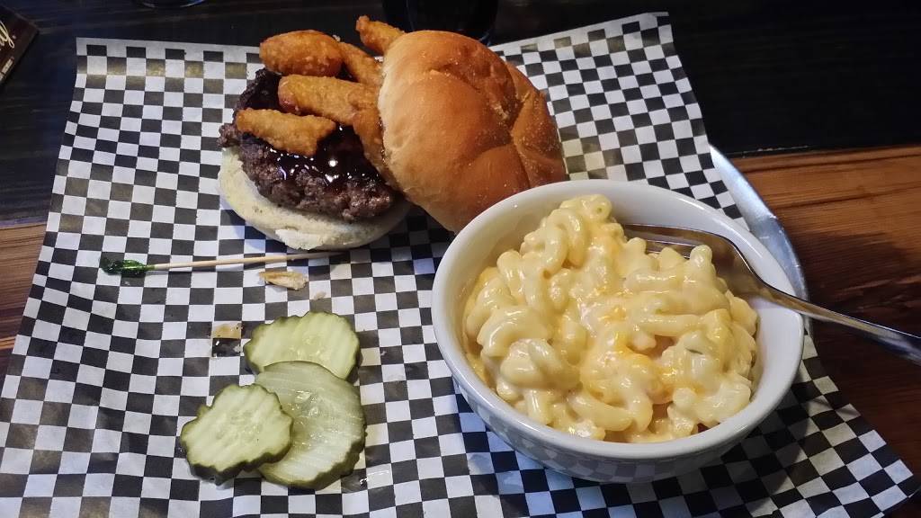 The Pour House Bar & Grill | restaurant | 3620 Starr Centre Dr, Canfield, OH 44406, USA | 3305333522 OR +1 330-533-3522