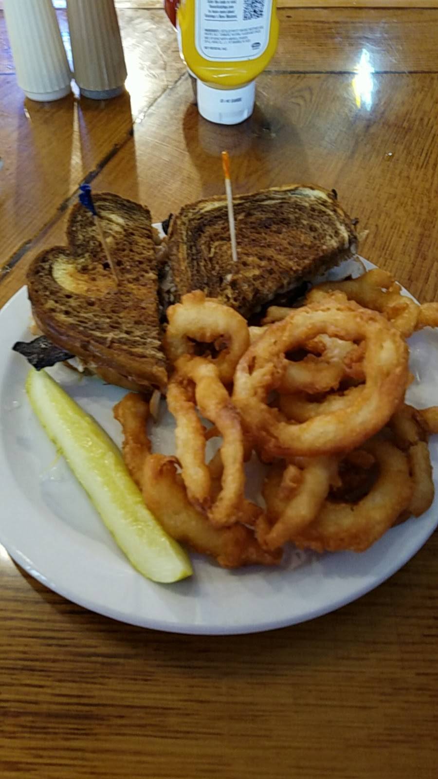 Bryants Off 6 | restaurant | 107 W Marengo Rd, Tiffin, IA 52340, USA | 3195452053 OR +1 319-545-2053