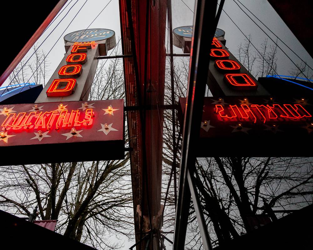 Blue Moon Lounge | restaurant | 310 NE 3rd St, McMinnville, OR 97128, USA | 5034723045 OR +1 503-472-3045