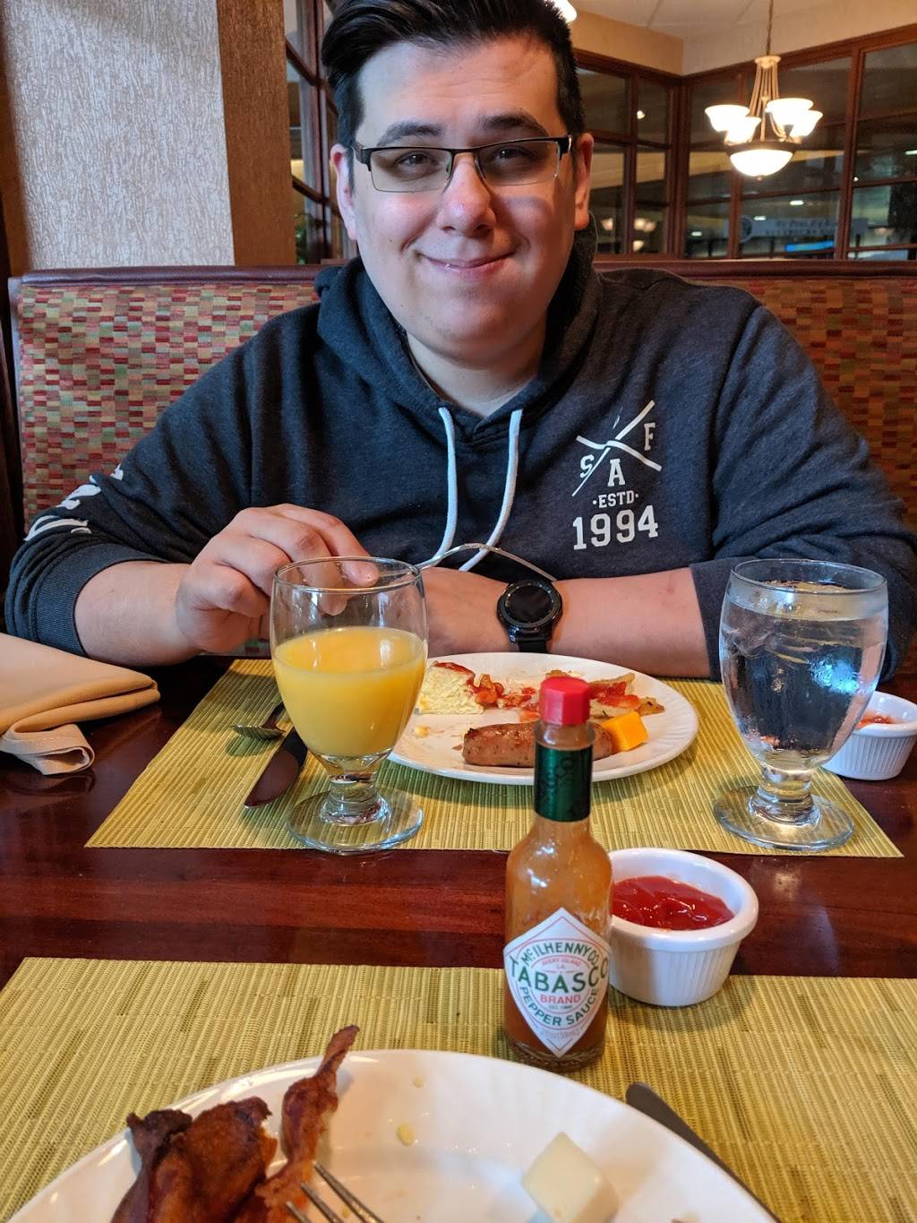 Pine Tree Grill | restaurant | 2040 Airport Dr, Green Bay, WI 54313, USA | 9204947300 OR +1 920-494-7300