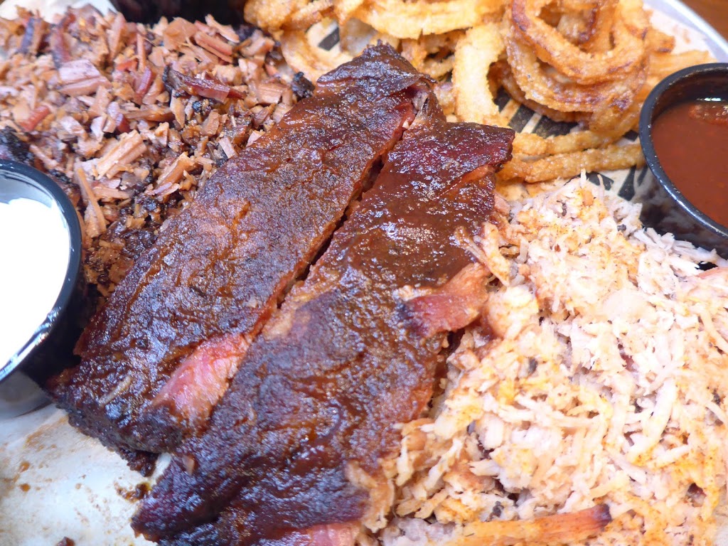 Dickeys Barbecue Pit | restaurant | 850 W Superior St, Chicago, IL 60642, USA | 3124833200 OR +1 312-483-3200