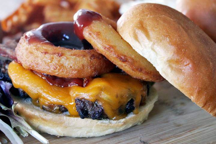 Back Door Burgers & More | restaurant | 36 Homers Wharf, New Bedford, MA 02740, USA | 5087173276 OR +1 508-717-3276