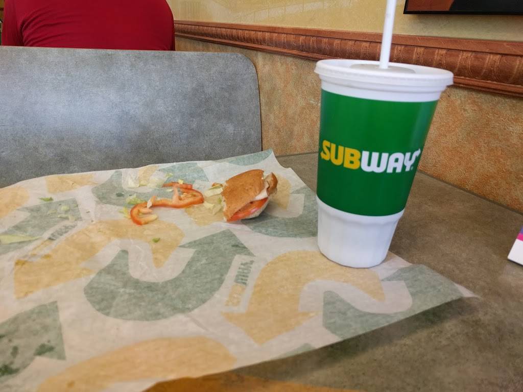 Subway | meal takeaway | 22320 Midland Dr, Shawnee, KS 66226, USA | 9134419203 OR +1 913-441-9203