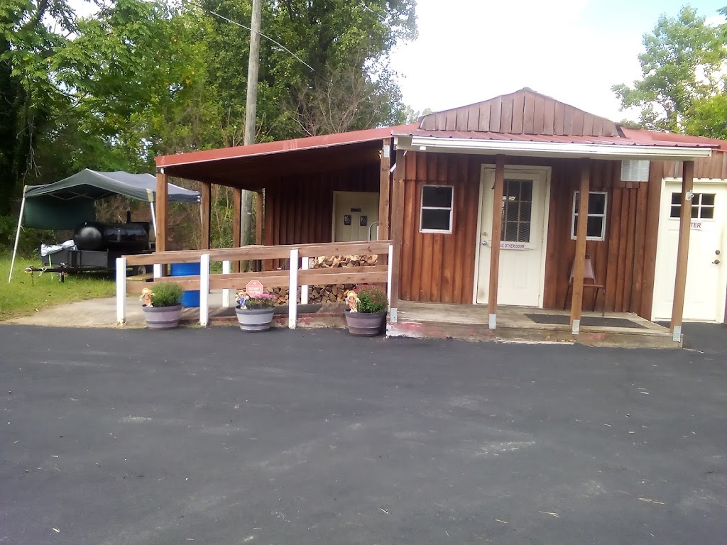Carla Sues Smokehouse | restaurant | 8798 Fairystone Park Hwy, Bassett, VA 24055, USA | 2766291173 OR +1 276-629-1173
