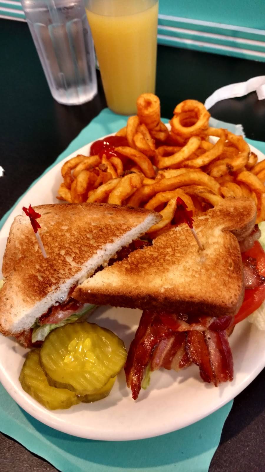 Famous 50s Diner | restaurant | 472 Huntington Turnpike, Bridgeport, CT 06610, USA | 2035720777 OR +1 203-572-0777