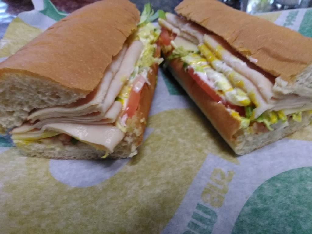 Subway | meal takeaway | 7719 N First St, Fresno, CA 93720, USA | 5594327827 OR +1 559-432-7827