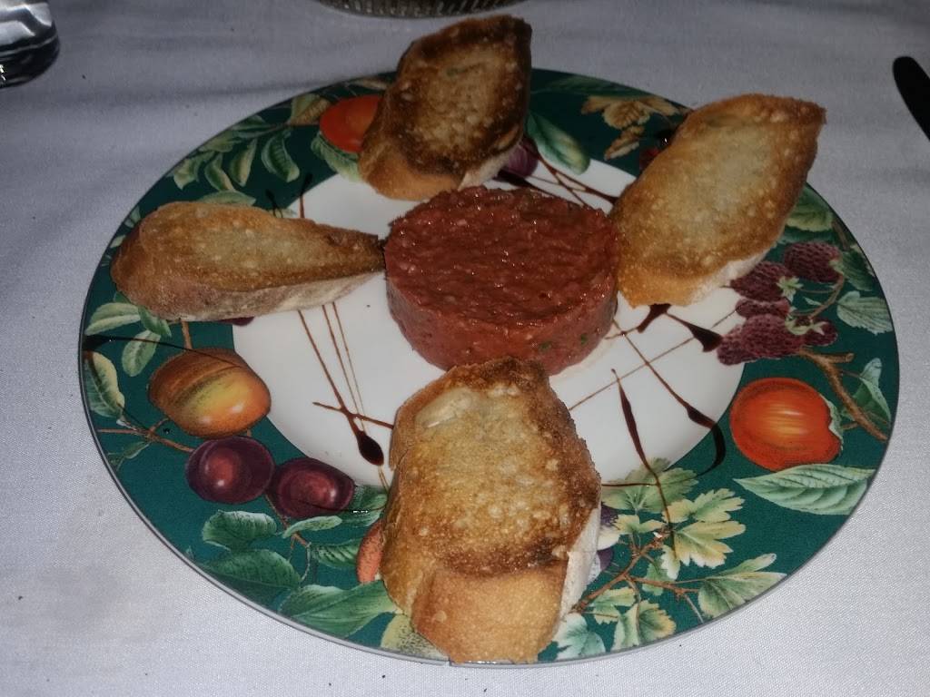 Le Petit Paris | restaurant | 260 E Chestnut St, Chicago, IL 60611, USA | 3127878260 OR +1 312-787-8260