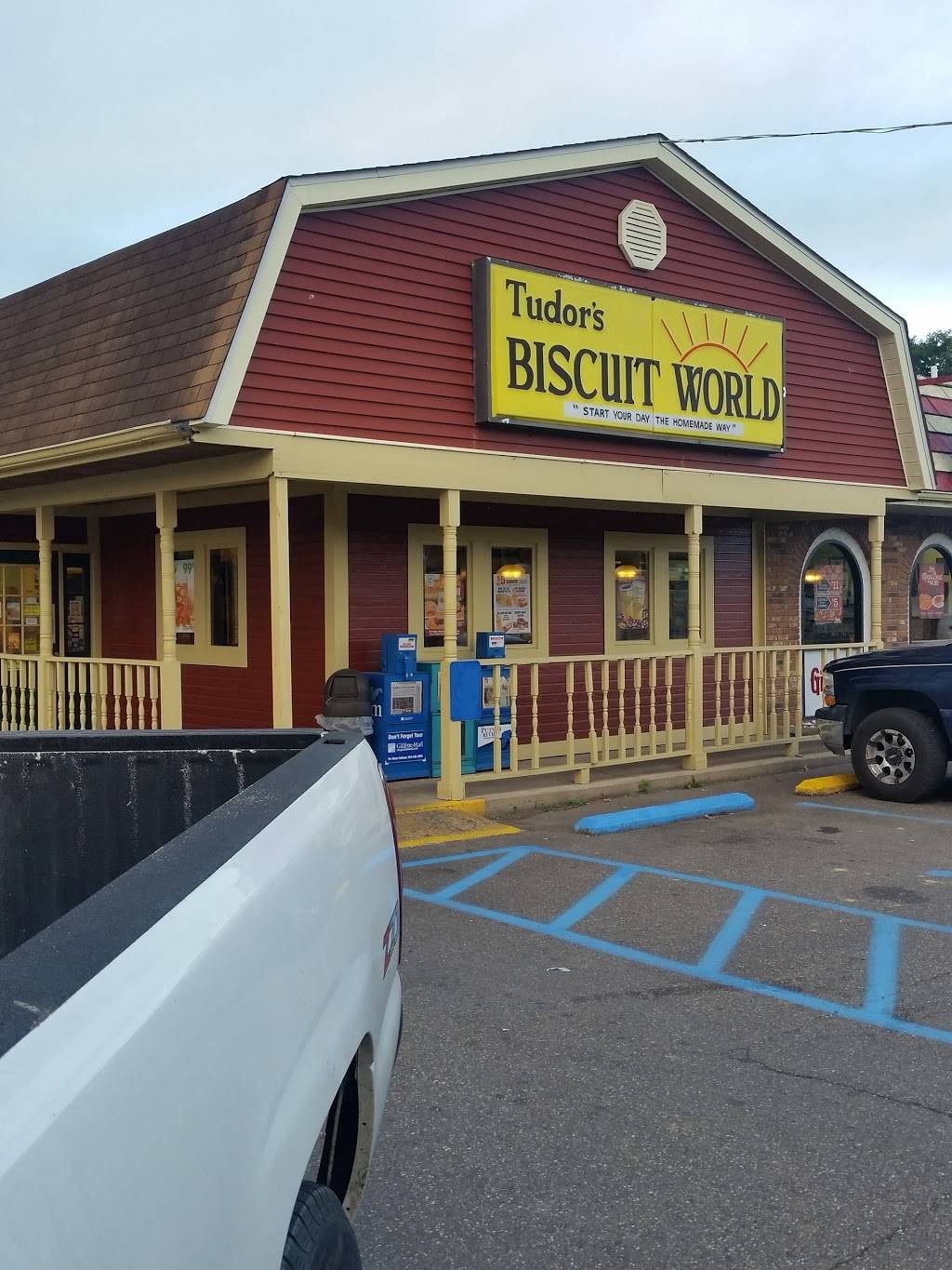 Tudors Biscuit World | restaurant | 105 Roosevelt Blvd, Eleanor, WV 25070, USA | 3045862075 OR +1 304-586-2075