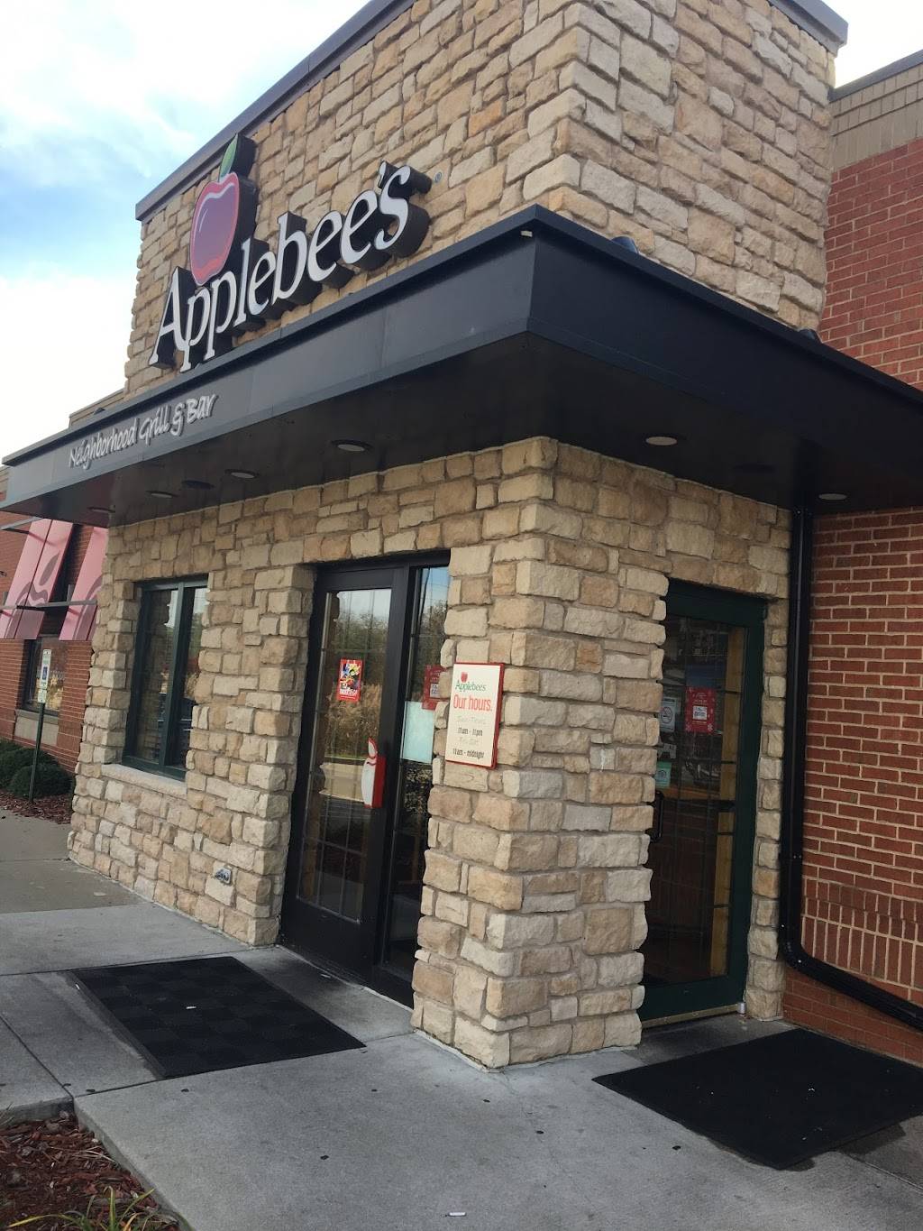 Applebees Grill + Bar | restaurant | 2554 Sunrise Dr, Springfield, IL 62703, USA | 2175287021 OR +1 217-528-7021