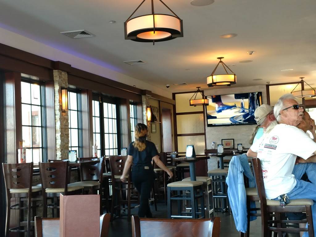 Elliots on the Mile | restaurant | 23 Woodcleft Ave, Freeport, NY 11520, USA | 5163788776 OR +1 516-378-8776